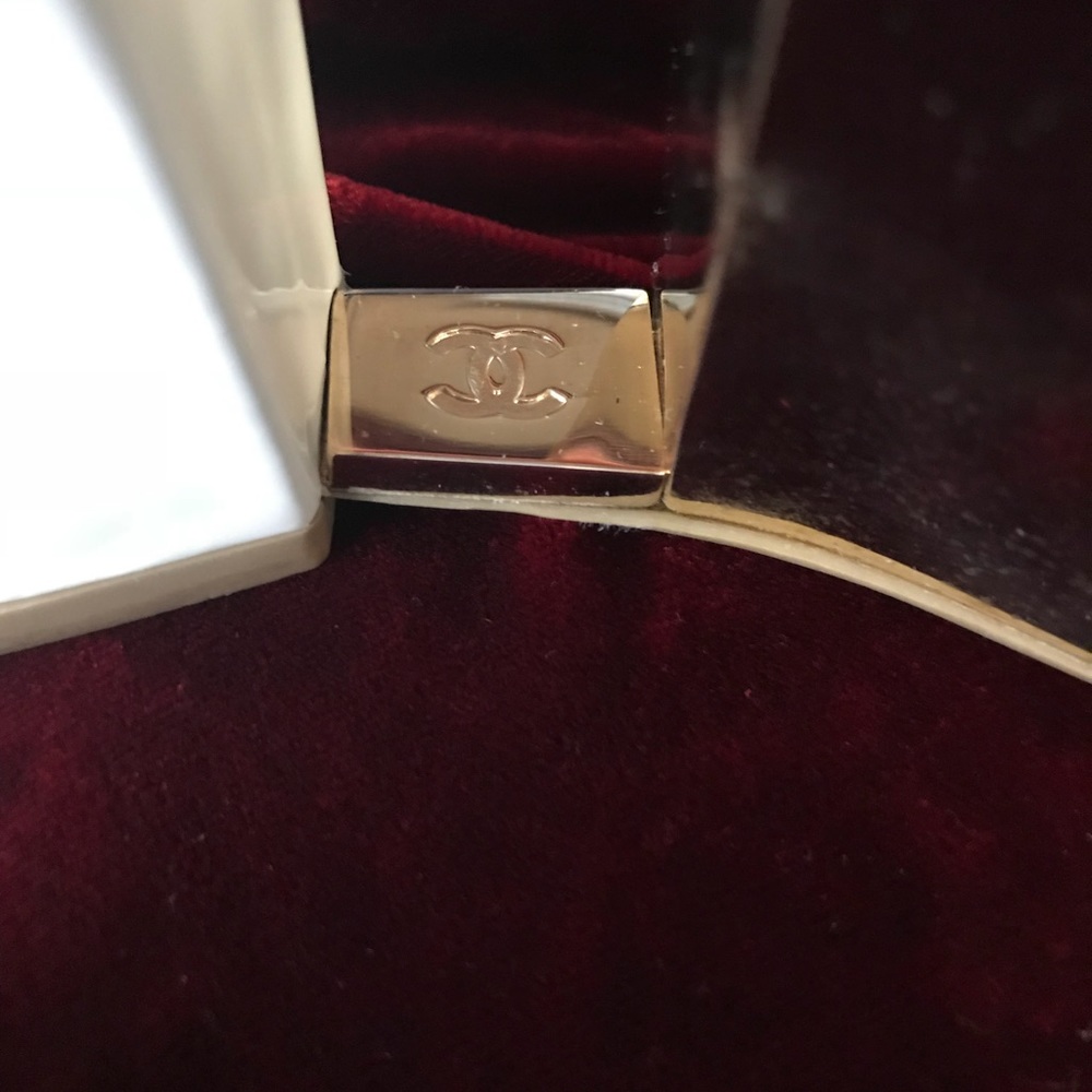 Authentic Chanel  white patent leather and gold - Picture 3 of 4